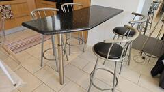 table bar et 4 chaises bar pivotante