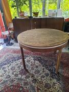 table bois avec ralonge, diamètre 115 cm, hauteur 76 cm.