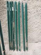7 poteaux acier vert