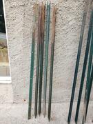 5 poteaux acier vert