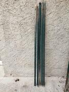 5 poteaux acier vert