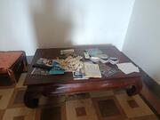 table avec tiroirs pieds d'éléphant