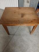 petite table en bois à rénover