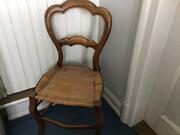 Chaise en bois avec cannage.