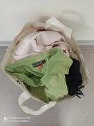 lot de vêtements ( t-shirt, jean , écharpes) et couvre matelas