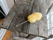 Pelotte de laine jaune