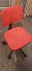 Fauteuil de bureau plastique rouge Très bon état A récupérer sur Rennes quartier Courrouze