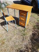 Petit bureau pour enfant 3 à 6 ans. A rafraîchir. Vintage années 62