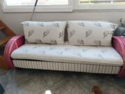 salon, canapé 2places, 2 fauteuils, table basse à refaire, les housses de coussins sont amovible,