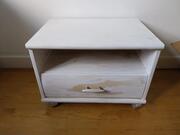 petite table de chevet à restaurer