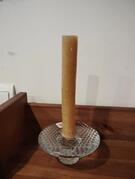 bougeoir en verre avec bougie bâton