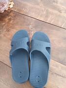 chaussons bébé (24) et claquette piscine (38)