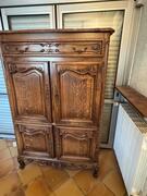 meuble en bois foncé chêne ouvert sur l’arrière pour tv ou chaîne