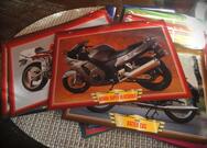 Lot de fiches perforées sur les motos.
