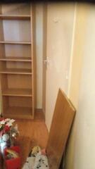 étagère beige avec porte