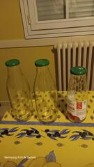 2 bouteilles vides d'1 litre et 1 bouteille de 690 g vide