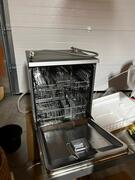 Donne lave vaisselle