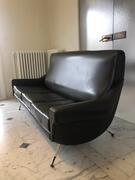 Canapé vintage skai vert pieds inclinés dorés en laiton