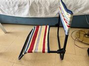 3 pliants et une chaise de plage