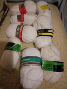 8 pelotes de laine blanche