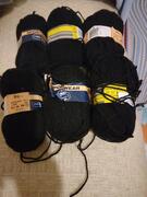 6 pelotes de laine noire