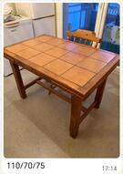 table de cuisine avec chaises