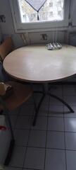 Table ronde et 3 chaises assorties