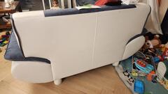 Deux canapés blanc et bleu