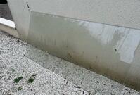 plaque de verre placée sur table de jardin