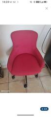 fauteuil rouge sur roulettes