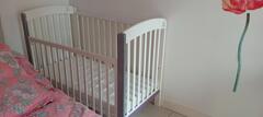 Lit bébé à barreaux