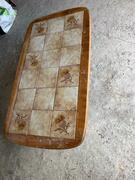 table basse en bois recouverte de carrelages