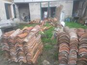 Tuiles romanes et gravats (en un seul lot)