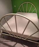 Lit en fer avec sommier à lattes et matelas