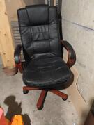 Chaise de bureau - très grande. Cuir et bois