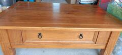 Table basse en pin ciré couleur miel