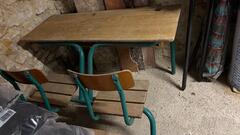 bureau d'écolier ancien et ses 2 chaises