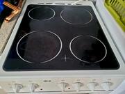 Donne cuisiniere vitroceramique FAR 4 feux