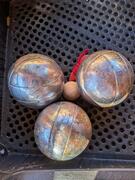 3 boules de pétanque, cochonnet, ficelle pour mesurer