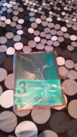 3 protège-cahiers plastiques