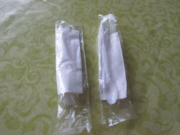 Lot de 2 sachets couverts plastiques + serviette