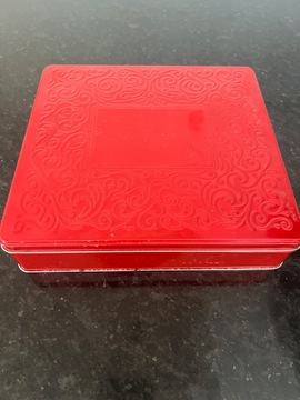 Boîte en fer rouge