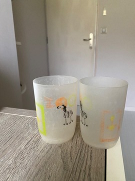 2 verres en plastiques