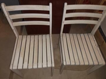 2 chaises en bois peinte en blanc