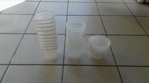 Petits pots en plastique