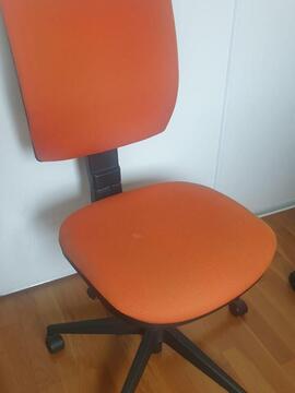 Chaise de bureau orange