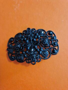 Broche noire