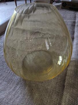 Vase / pot en verre jaune