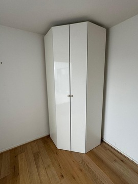 Armoire d’angle blanche