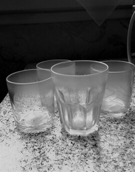5 verres blancs un peu voilés, non cassés